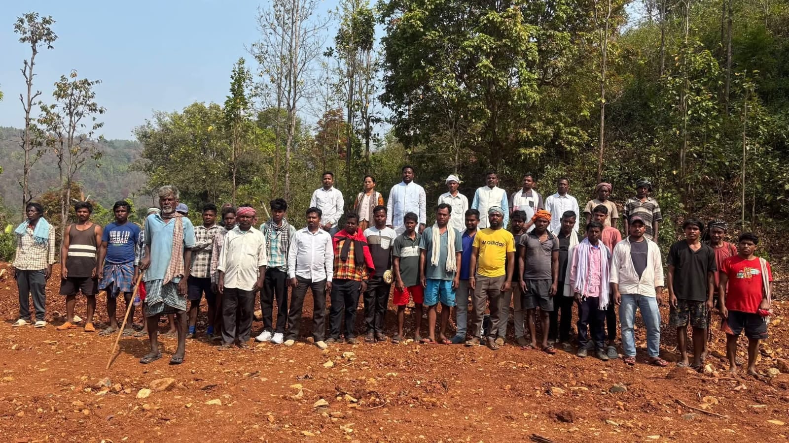 आजादी के इतने दिनों बाद भी बुनियादी सुविधाओं से वंचित है ये गांव, विधायक ने सुनी लोगों की समस्या