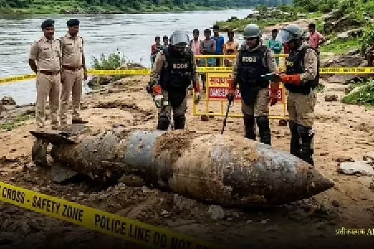 चाईबासा: स्वर्णरेखा नदी के किनारे दो पुराने अमेरिकी बम मिलने से हड़कंप, सेना ने किया डिफ्यूज