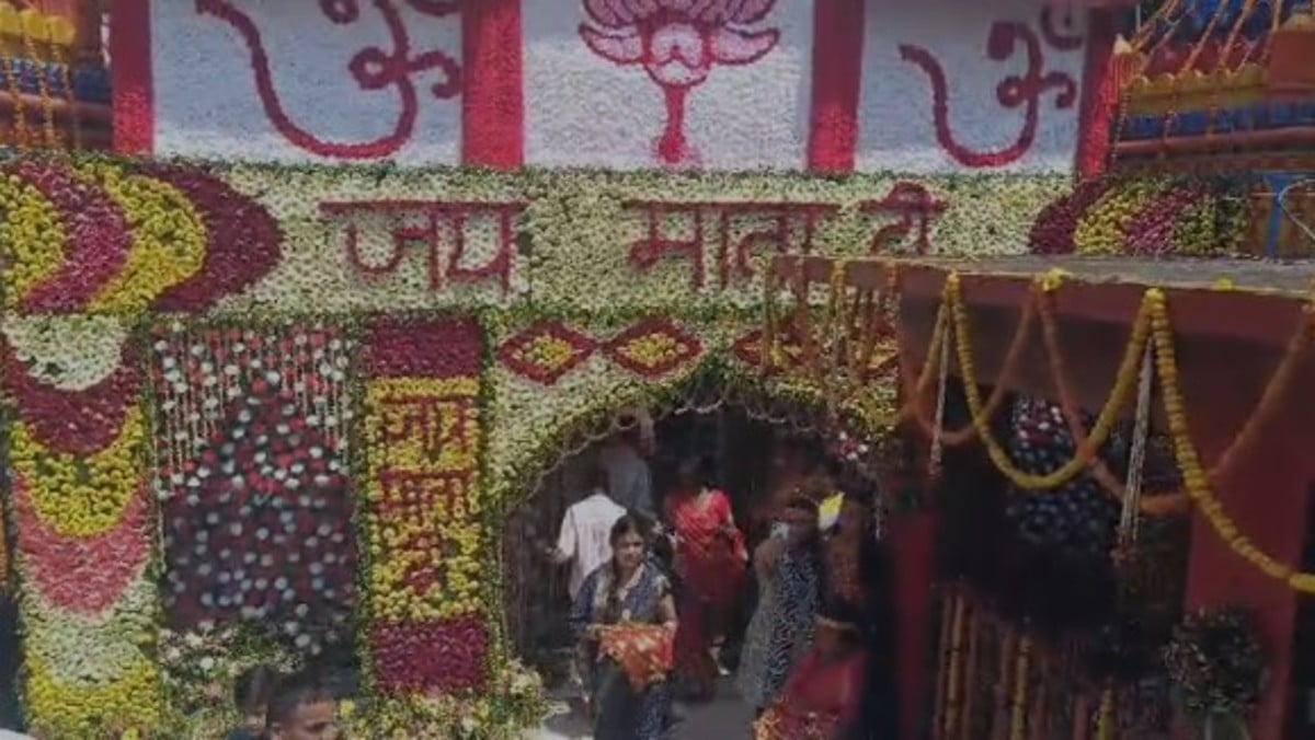 चैती नवरात्र में फूलों से सजा मां का दरबार, रजरप्पा मंदिर में उमड़ी भक्तों  की भीड़