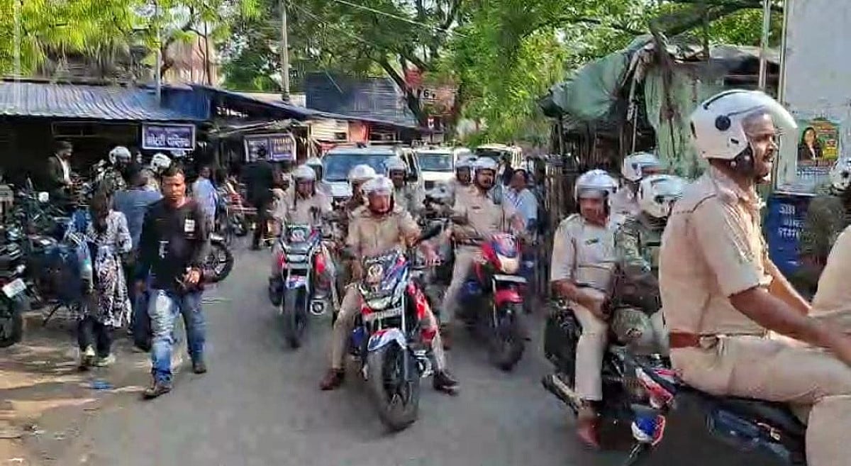 रामनवमी से पहले धनबाद में हाई अलर्ट, सिटी एसपी के नेतृत्व में निकला फ्लैग मार्च