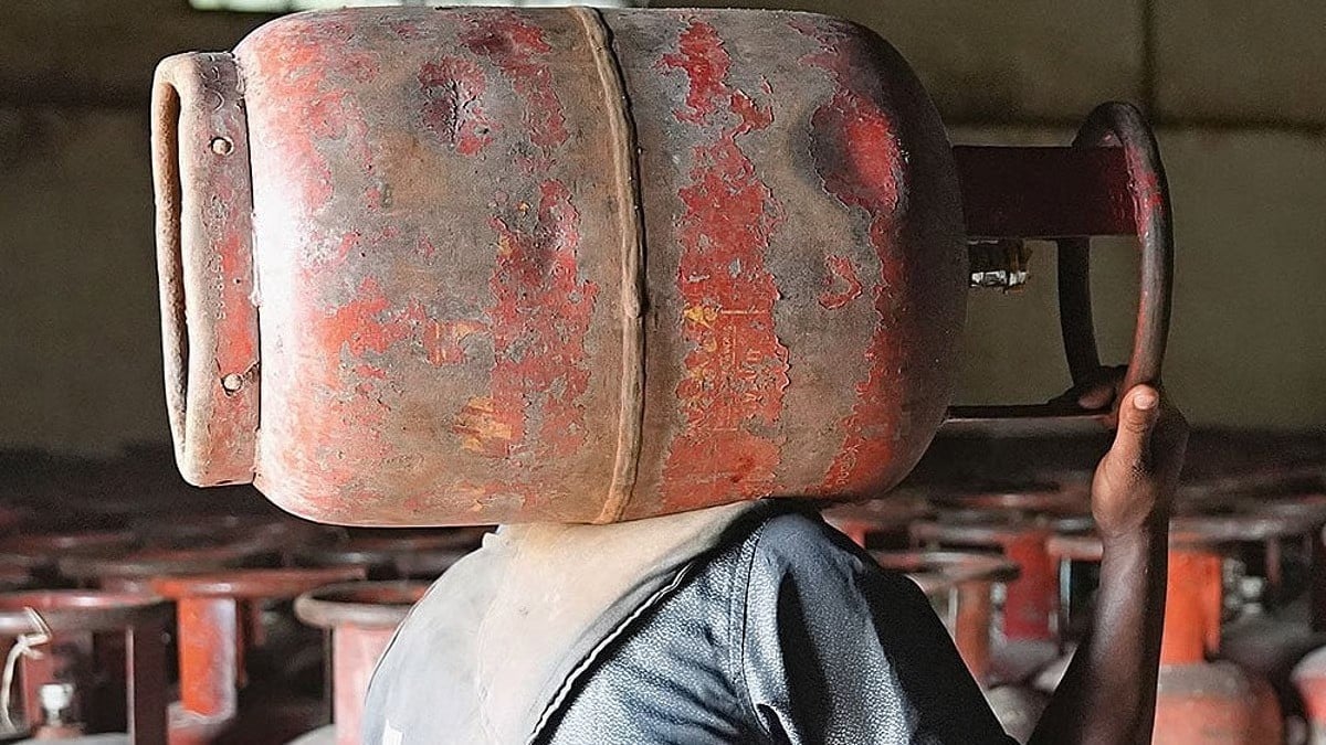 सिलेंडर संकट ने बढ़ाई मुश्किलें, रांची में गैस के लिए रोजाना लग रही लंबी कतारें