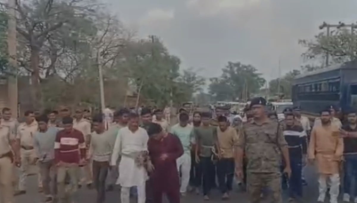 धनबाद में उपद्रवियों पर पुलिस की बड़ी कार्रवाई, 18 आरोपी गिरफ्तार, सड़क पर कराई गई परेड
