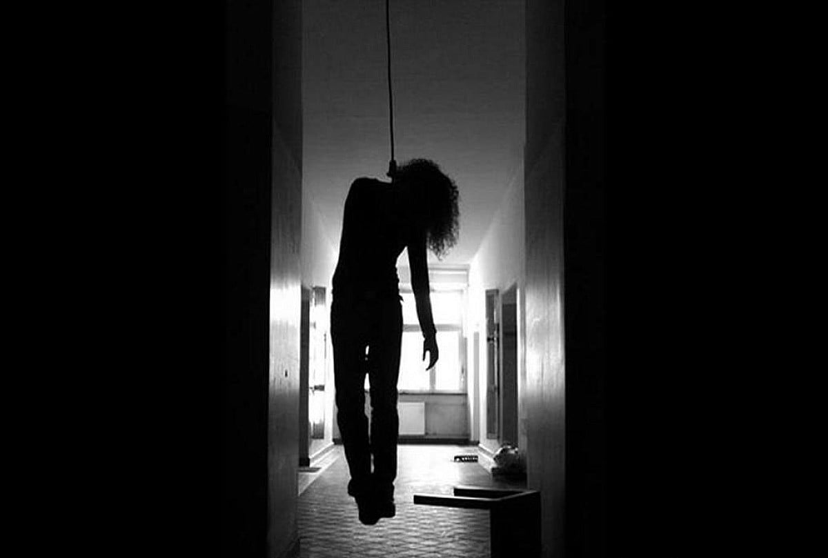 किसी से बात कर रही युवती..! फोन काटते ही लगाई फांसी , जानिए आखिरकार क्या थी वजह