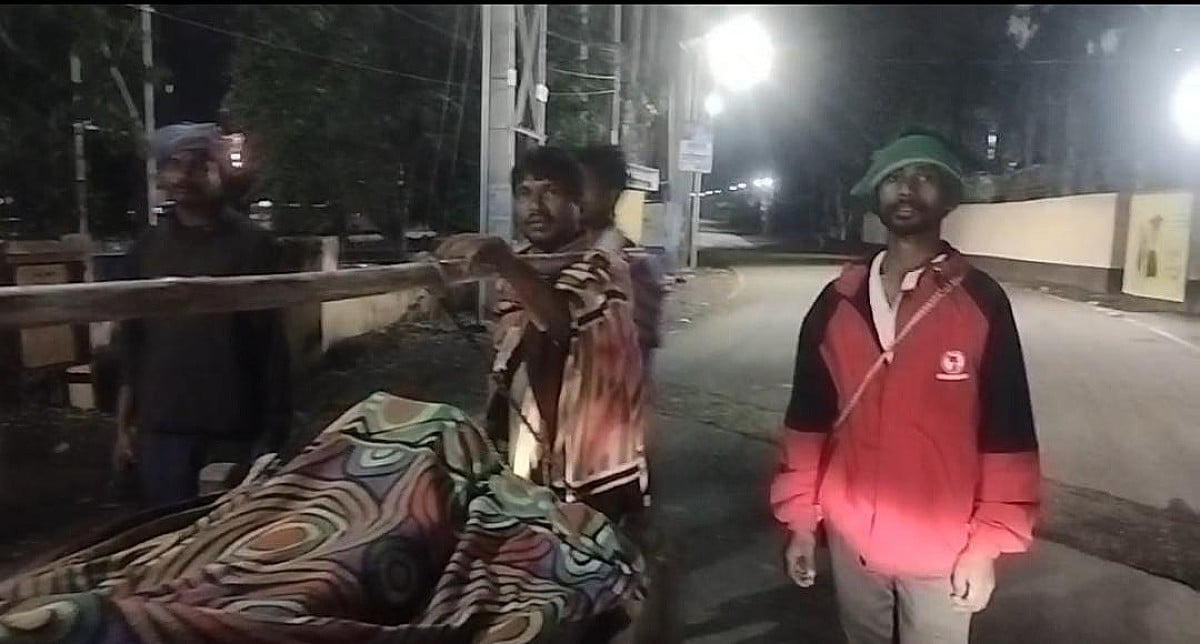 भगवान भरोसे साहिबगंज की स्वास्थ्य व्यवस्था ! खटिया पर मरीज को लेकर अस्पताल पहुंचे लोग , अब तक सड़क नसीब नहीं