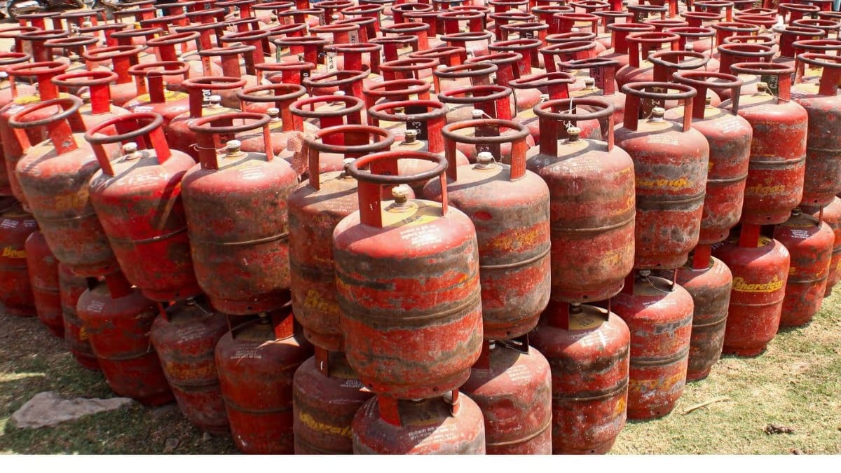 जहां एक सिलेंडर मिलना है दूभर वहीं घर में एक साथ मिले 14 सिलेंडर, LPG की कालाबाजारी का हुआ बड़ा खुलासा!