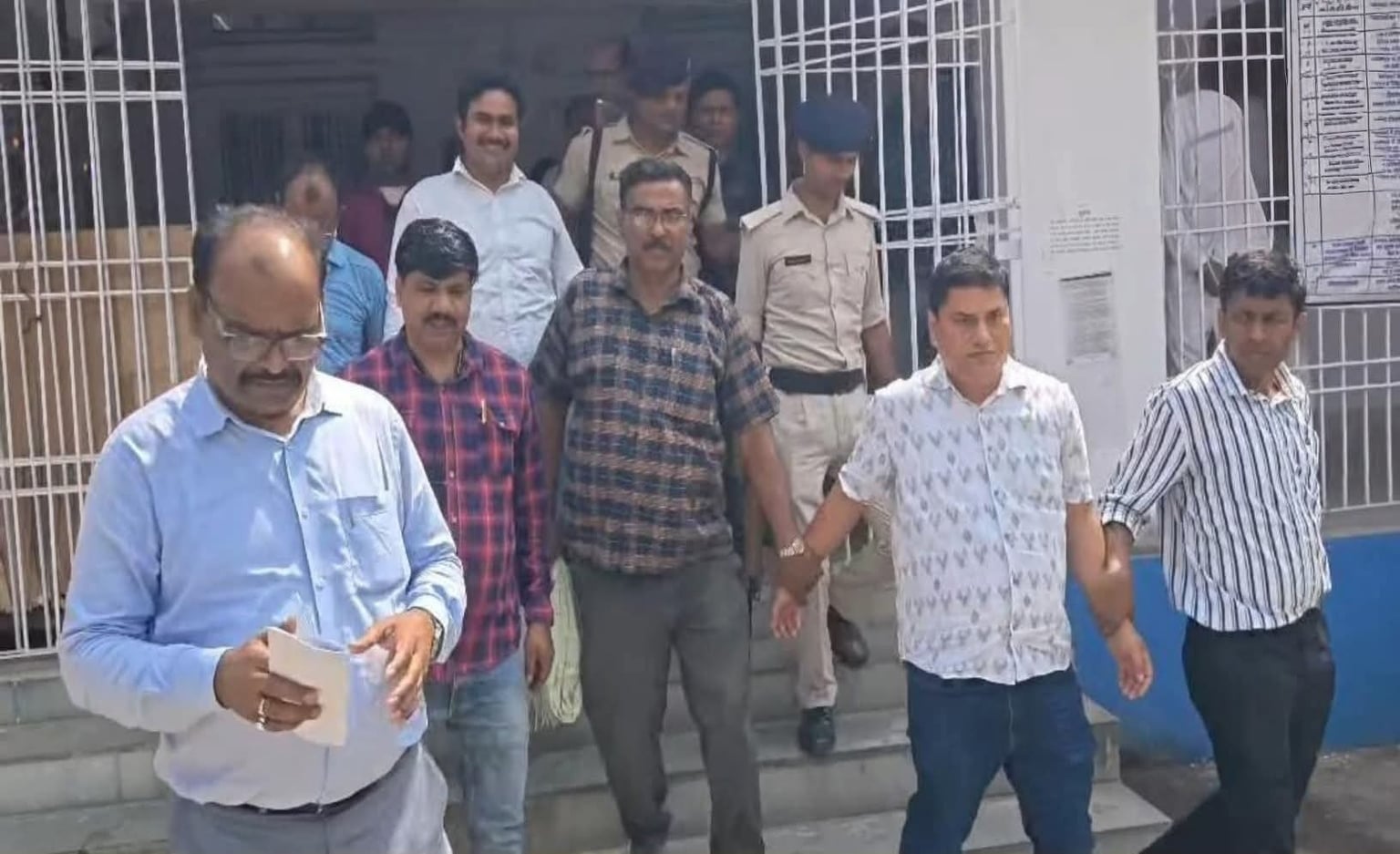70 हजार रुपये रिश्वत लेते SDM का स्टेनो और लिपिक गिरफ्तार, निगरानीकी टीम ने की कार्रवाई
