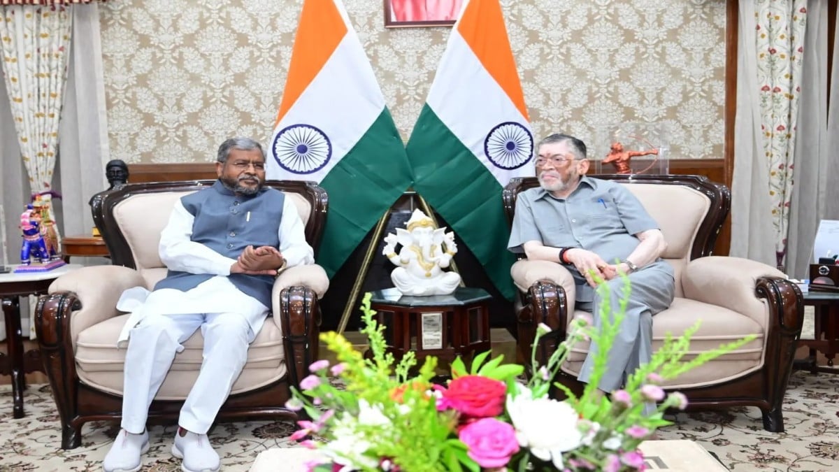 शराब घोटाले पर गरमाई सियासत, बाबूलाल मरांडी ने मामले पर की CBI जांच की मांग, राज्यपाल को सौपा ज्ञापन