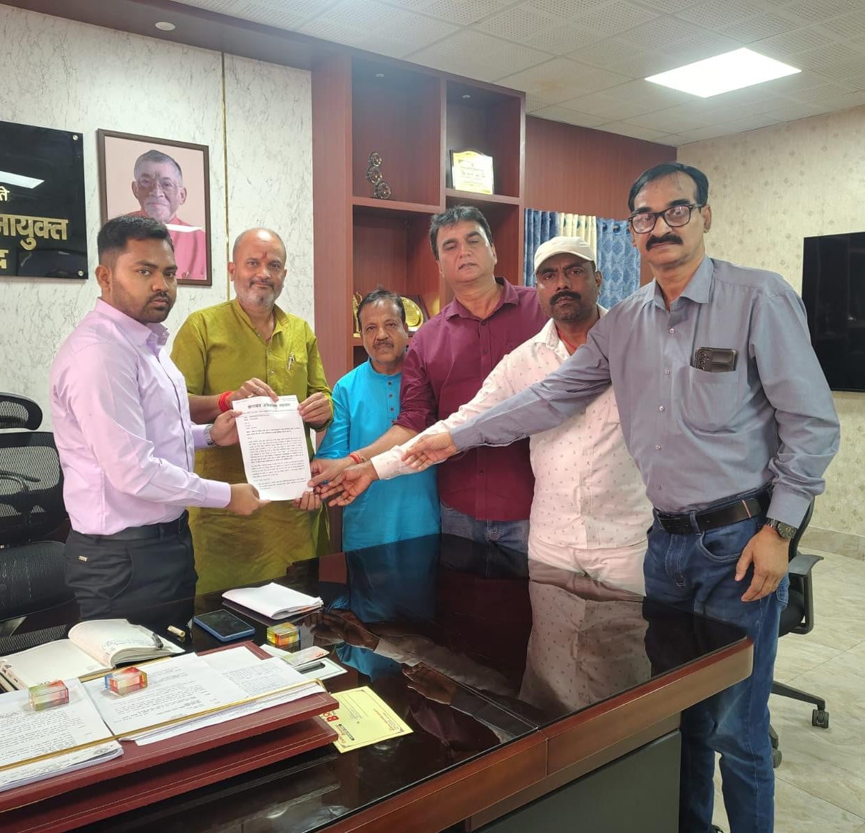 अभिभावकों की टूटने लगी कमर : प्राइवेट स्कूलों और पुस्तक प्रकाशकों के इस रिश्ते को क्या नाम दिया जाए