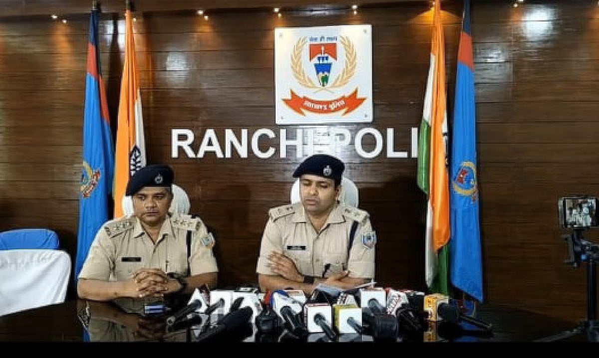 रांची में बड़ी वारदात टली! SBI बैंक के पास हथियार के साथ युवक गिरफ्तार