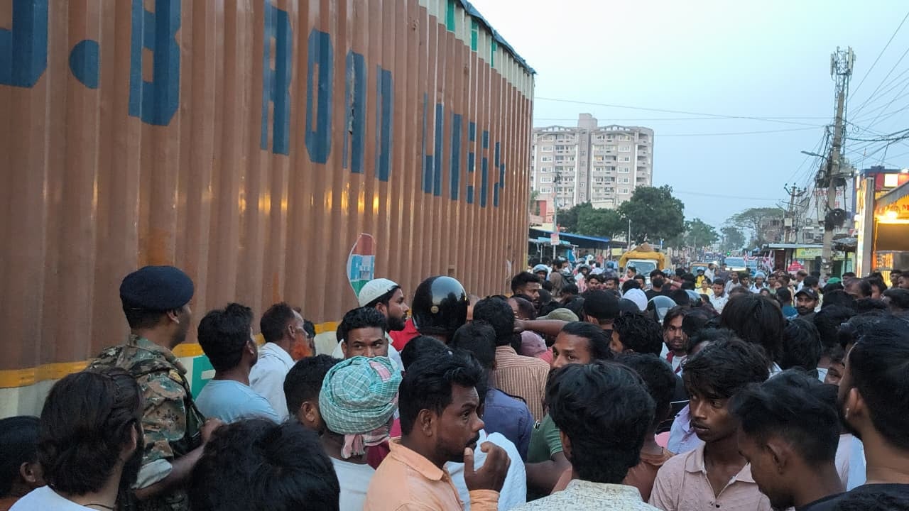 राजधानी में ट्रैफिक व्यवस्था ध्वस्त, पहले ब्रेक फेल स्कूल बस ने कई गाड़ियों को रौंदा फिर कुछ घंटे बाद ट्रक ने महिला को कुचला