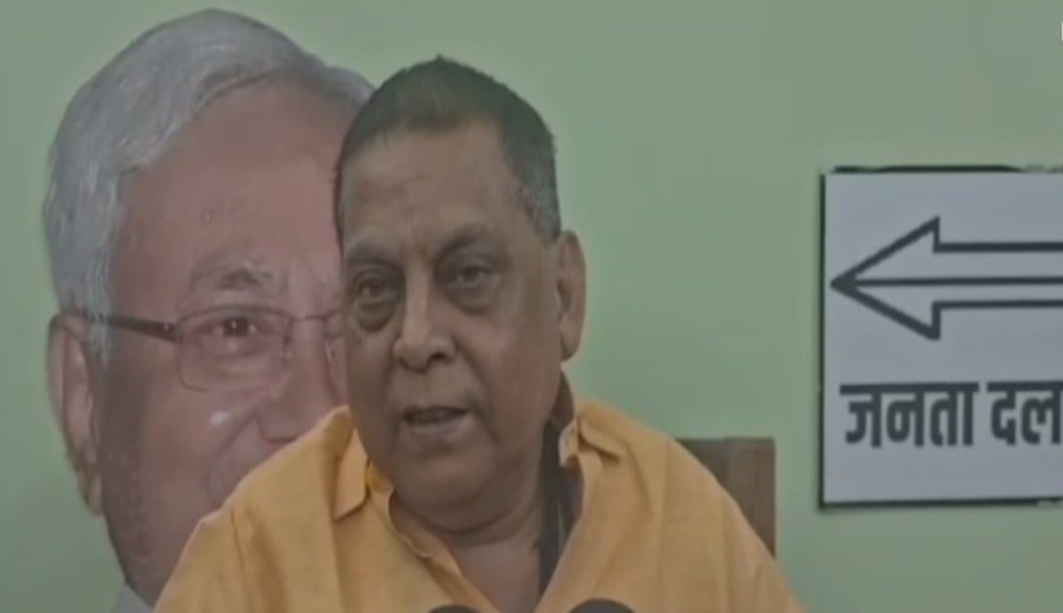 पटना में अंग्रेजी बोलने पर घिरे तेजस्वी, JDU ने उठाया शिक्षा पर सवाल
