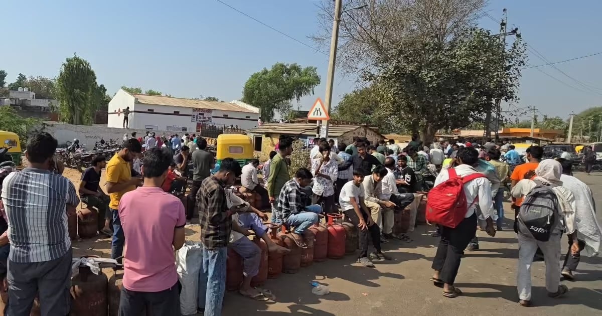 खाड़ी युद्ध का असर: रांची में गैस एजेंसियों के बाहर लोगों की लंबी कतारें