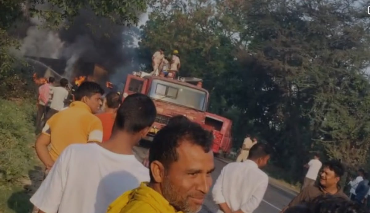 भागलपुर में आमने-सामने की टक्कर में धू-धू कर जले दो वाहन, चालक गंभीर