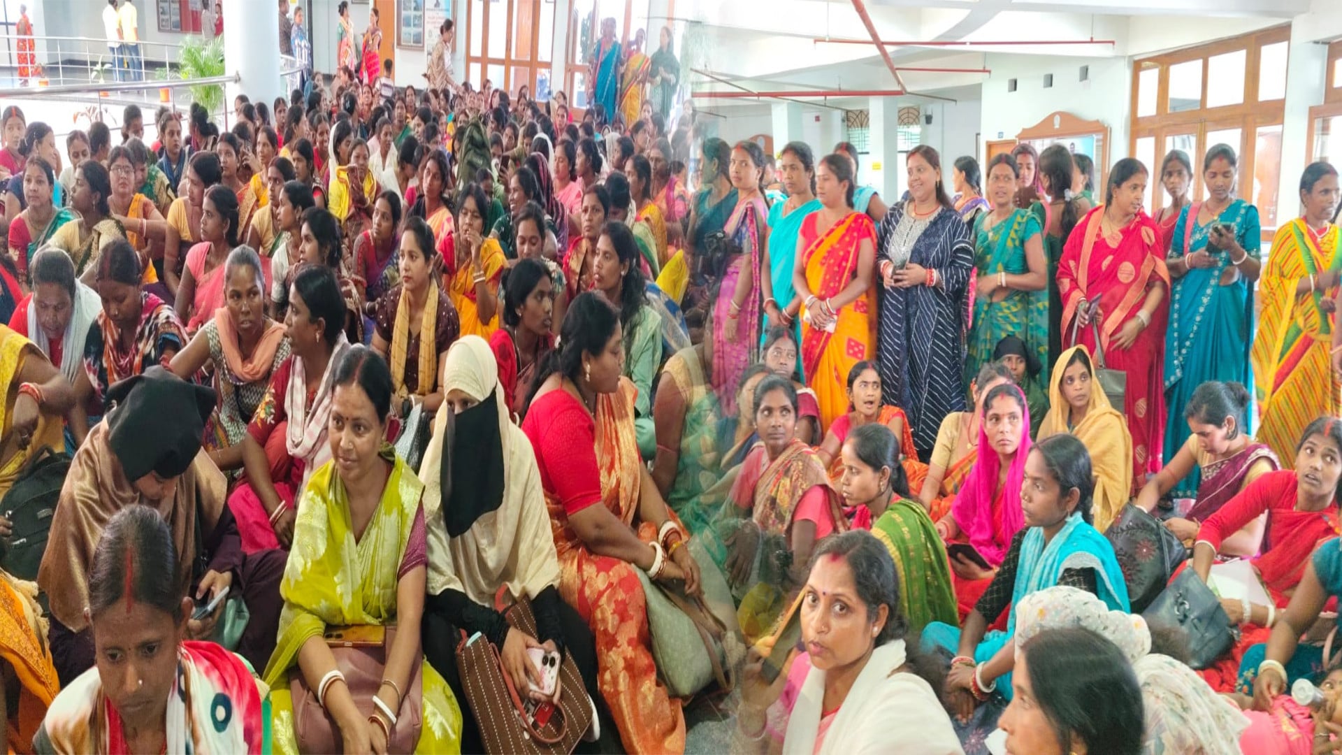 धनबाद में JSLPS दीदियों का फूटा गुस्सा, 7 महीने से वेतन नहीं मिलने से समाहरणालय का घेराव