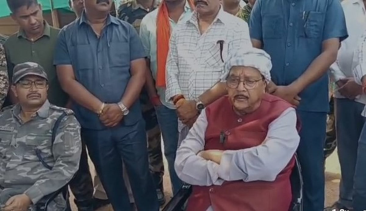 उग्रवादियों के गढ़ रहे बूढ़ा पहाड़ पहुंचे मंत्री तो ग्रामीणों ने पूछा सरकार आप कौन है?