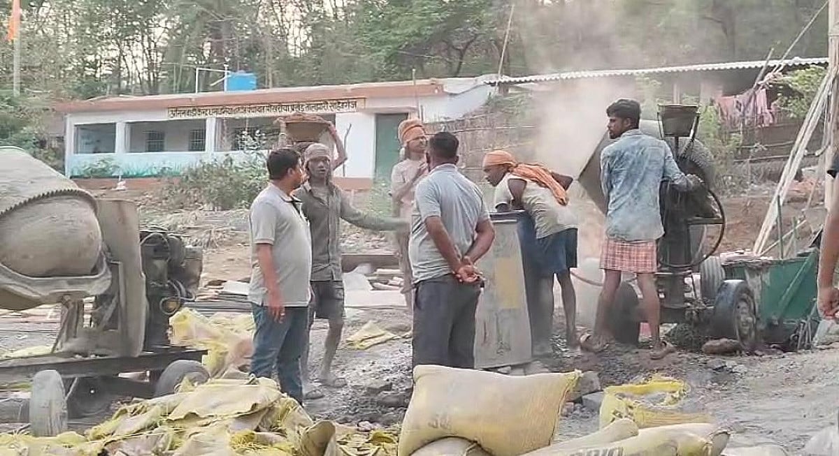 साहिबगंज में छात्रावास निर्माण पर सवाल: घटिया काम का लगा आरोप, मुखिया ने रुकवाया निर्माण