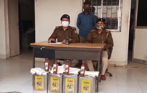 तेल के डिब्बे में छिपाकर बिहार ले जाया जा रहा था विदेशी शराब, 64 बोतल जब्त