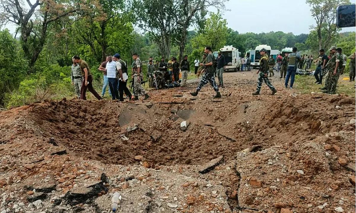 बड़ी खबर: फिर IED विस्फोट से दहला सारंडा जंगल,एका जवान घायल, एयरलिफ्ट कर लाया गया रांची