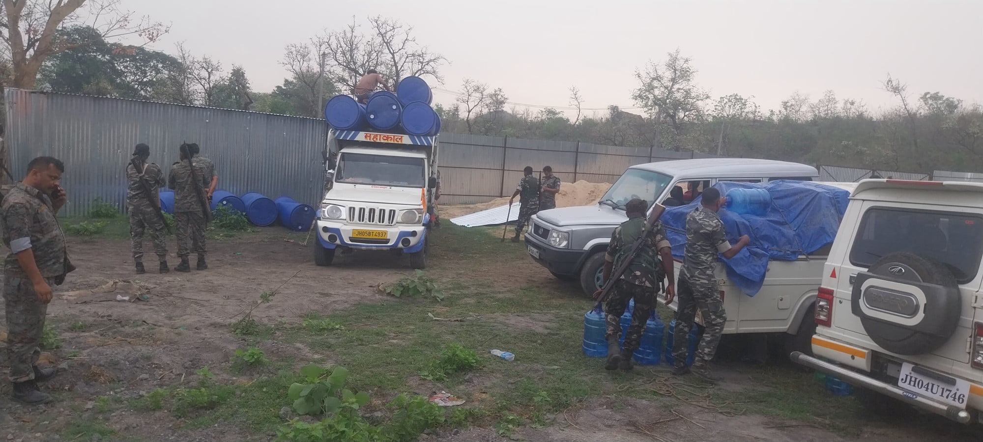 सरायकेला: मिरुडीह गांव में अवैध मिनी शराब फैक्ट्री का भंडाफोड़, भारी मात्रा में नकली अंग्रेजी शराब बरामद