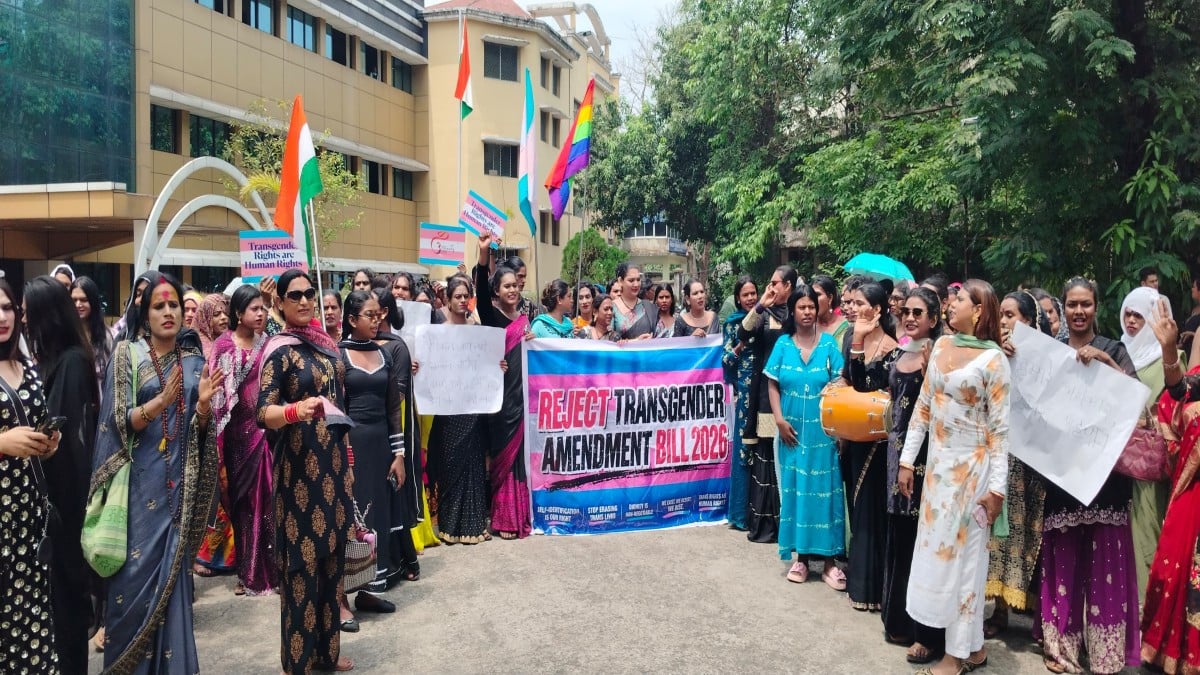ट्रांसजेंडर बिल 2026 के विरोध में जमशेदपुर में फूटा किन्नरों का गुस्सा, डीसी ऑफिस के बाहर किया जोरदार प्रदर्शन
