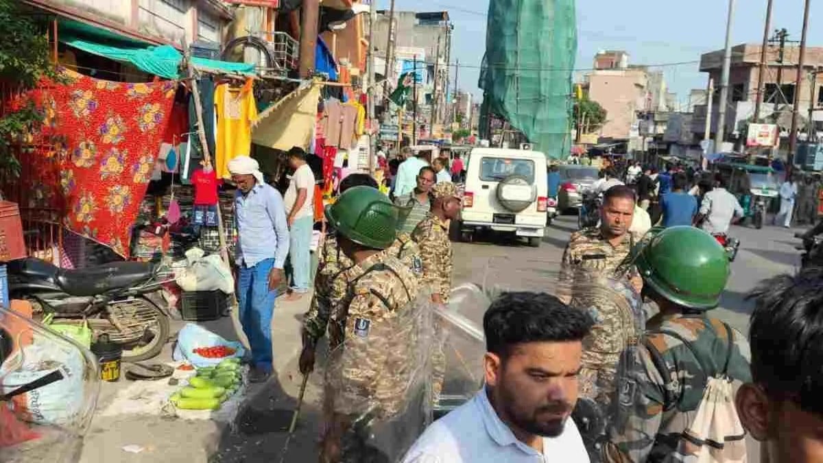गिरिडीह में सड़क किनारे लगे दुकानों पर चला अतिक्रमण, सामान जब्त