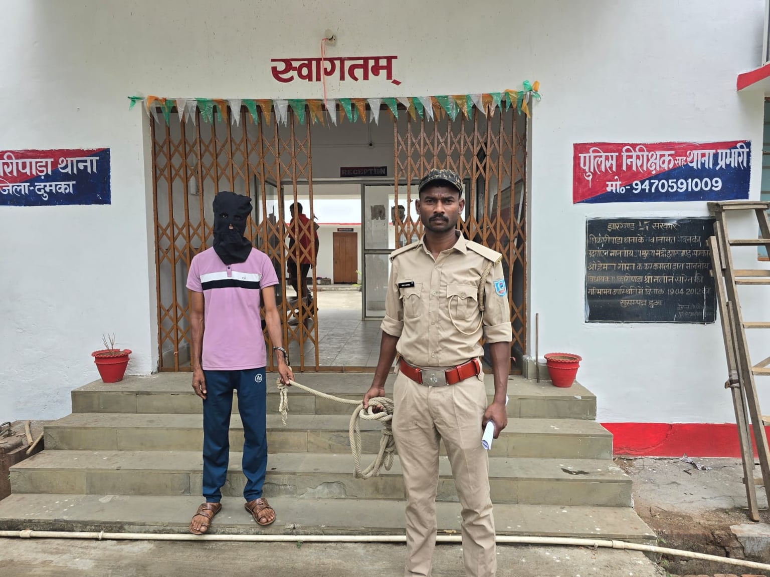 दुमका:पांच बच्चों के पिता का कारनामा, तीन बच्चों की मां को लेकर फरार, पुलिस ने किया गिरफ्तार