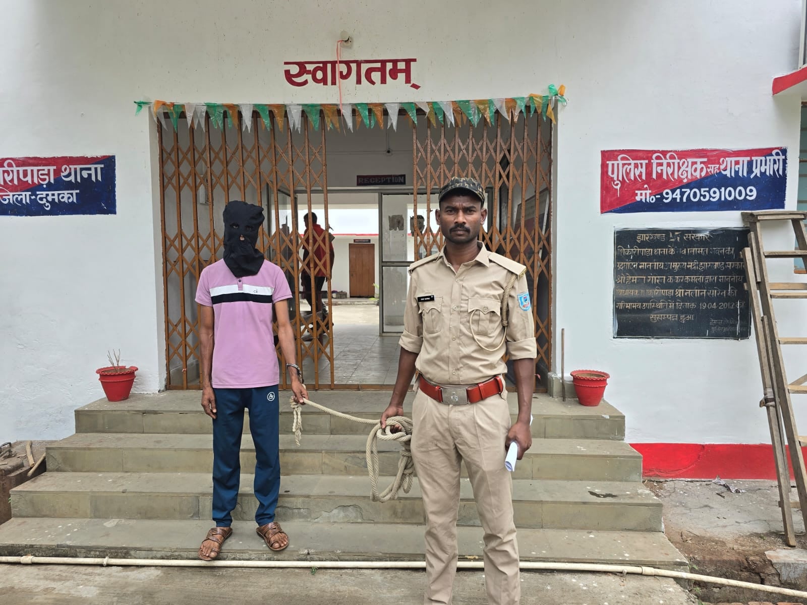 दुमका:पांच बच्चों के पिता का कारनामा, तीन बच्चों की मां को लेकर फरार, पुलिस ने किया गिरफ्तार