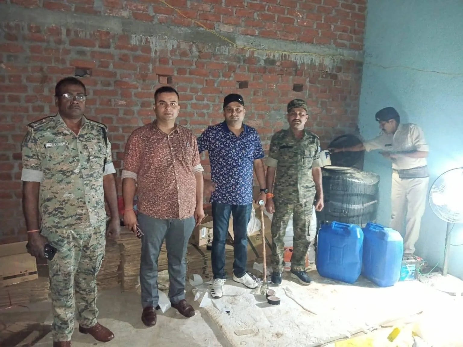 गिरिडीह: धान गोदाम बना नकली शराब का अड्डा, छापेमारी में बड़ा खुलासा