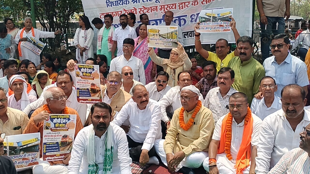 ट्रेनों की लेटलतीफी के खिलाफ टाटानगर में सरयू राय का धरना, यात्रियों की परेशानी पर उठी आवाज
