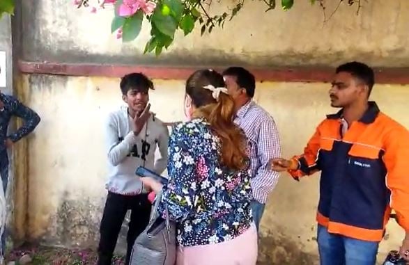 रैश ड्राइव के दौरान दो बाइक में टक्कर, गुस्साई महिला ने बाइकसवार युवक की चप्पल से की पिटाई