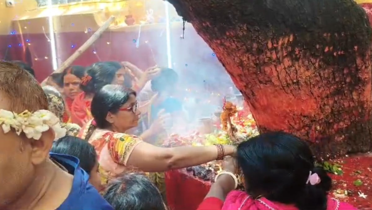 शीतला माता की आराधना में डूबा देवघर, वार्षिक पूजा में उमड़ी भारी भीड़