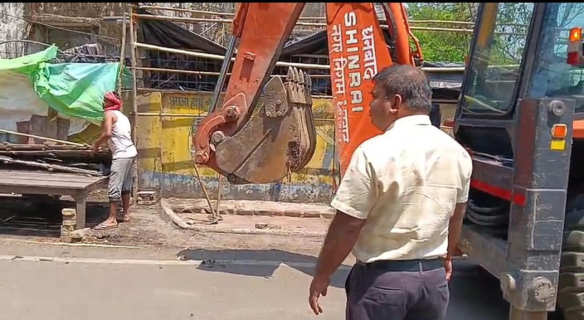 धनबाद के अस्थायी दुकानों पर चला निगम का बुलडोजर, दुकानदारों में भारी नाराज़गी