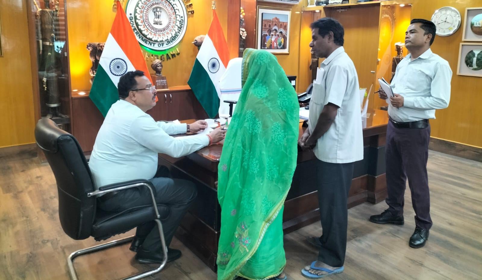 साहिबगंज डीसी ने लगाया जनता दरबार, लोगों की समस्याएँ सुन समाधान का दिया भरोसा