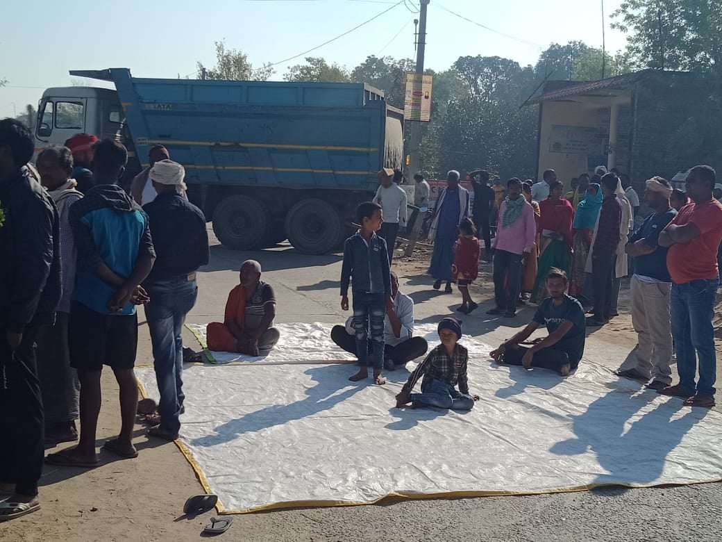 तेज़ रफ़्तार हाइवा के धक्के से महिला की मौत, सड़क जाम
