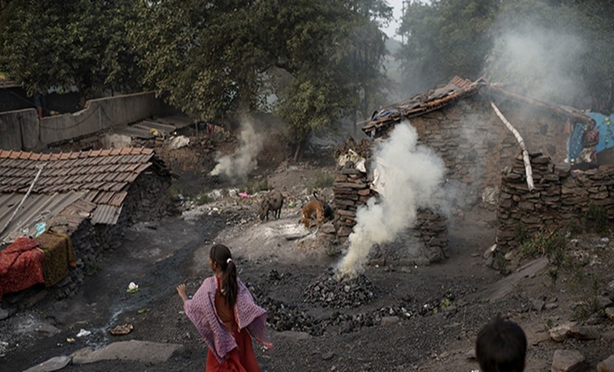 BREAKING: झरिया में भू-धंसान से दहला इलाका, एक घर जमींदोज—दर्जनों मकानों में दरारें, दहशत में लोग