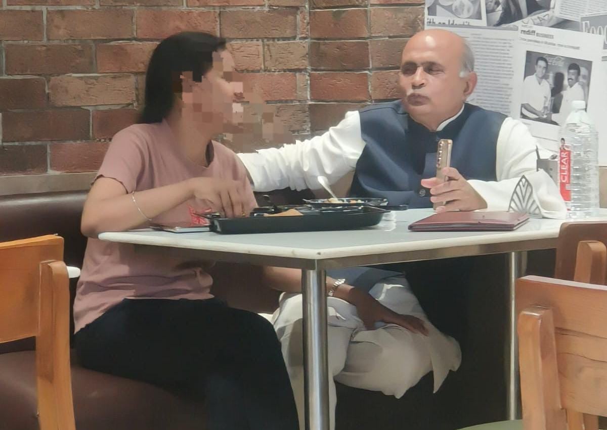 मास्टरजी तो ठरकी निकले ! रेस्टोरेंट में छात्रा के साथ दिल्लगी कर रहे थे गुरूजी, लेकिन फोटो वायरल होते ही खुल गई पोल