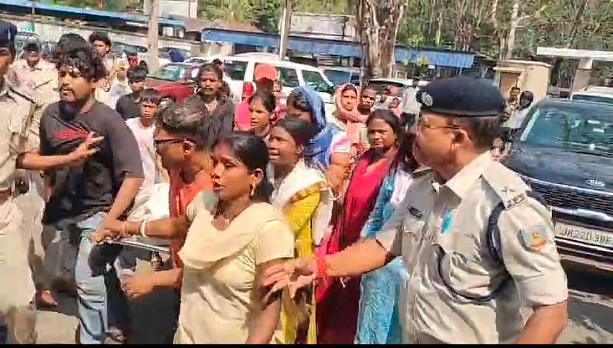 जमशेदपुर में ईलाज के दौरान युवक की मौत,आक्रोशित लोगों ने डीसी ऑफिस पहुंच कर किया हंगामा