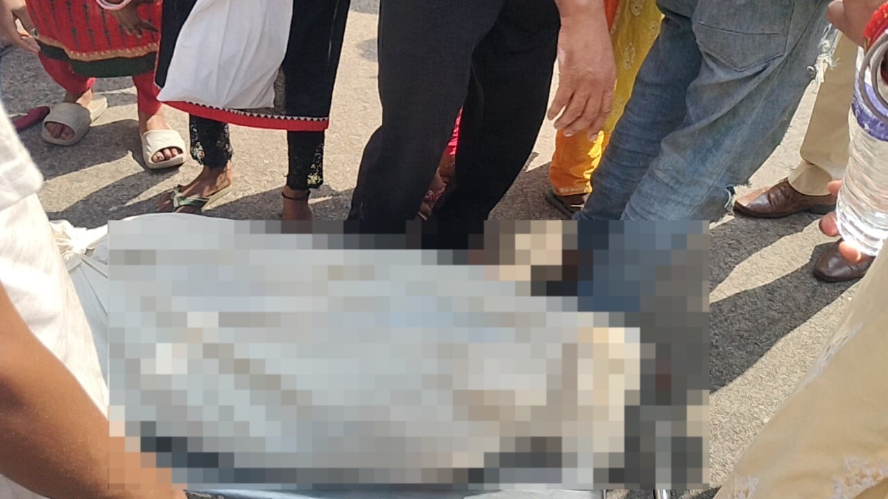 जमशेदपुर में युवक की मौत से हंगामा, डॉक्टर पर लापरवाही का आरोप, परिजन DC ऑफिस पहुंचे