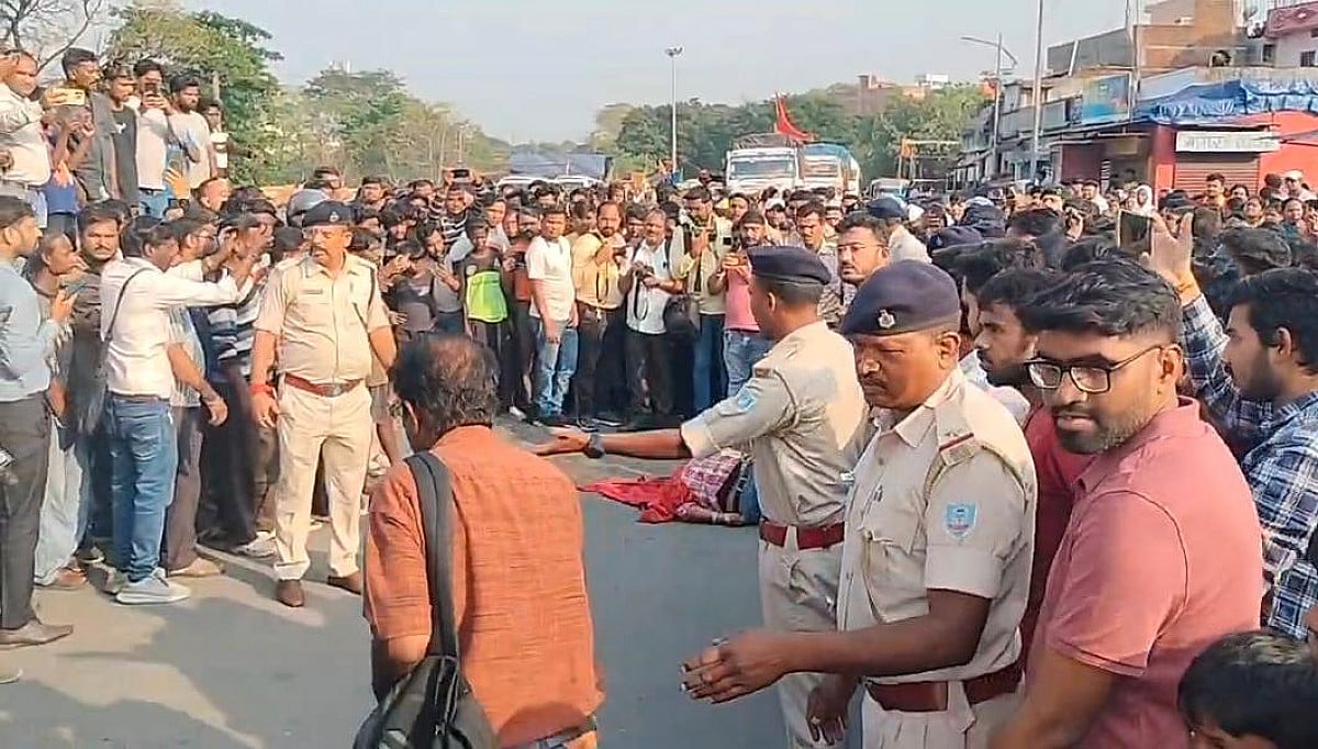 जमशेदपुर में भीषण सड़क हादसा: बाइक सवार युवक की मौत, परिजनों ने मुआवजे की मांग पर घंटों किया सड़क जाम