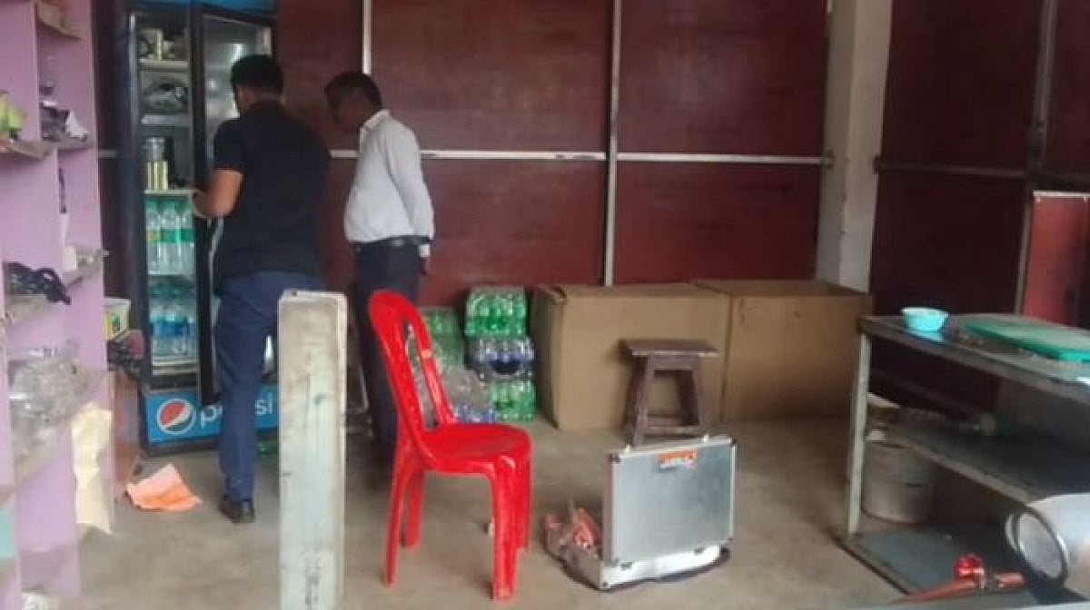गढ़वा में सरकारी शराब दुकान में चोरी,ब्रांडेड शराब की 30 पेटी ले गए चोर,जांच में जुटी पुलिस,देखिए वीडियो