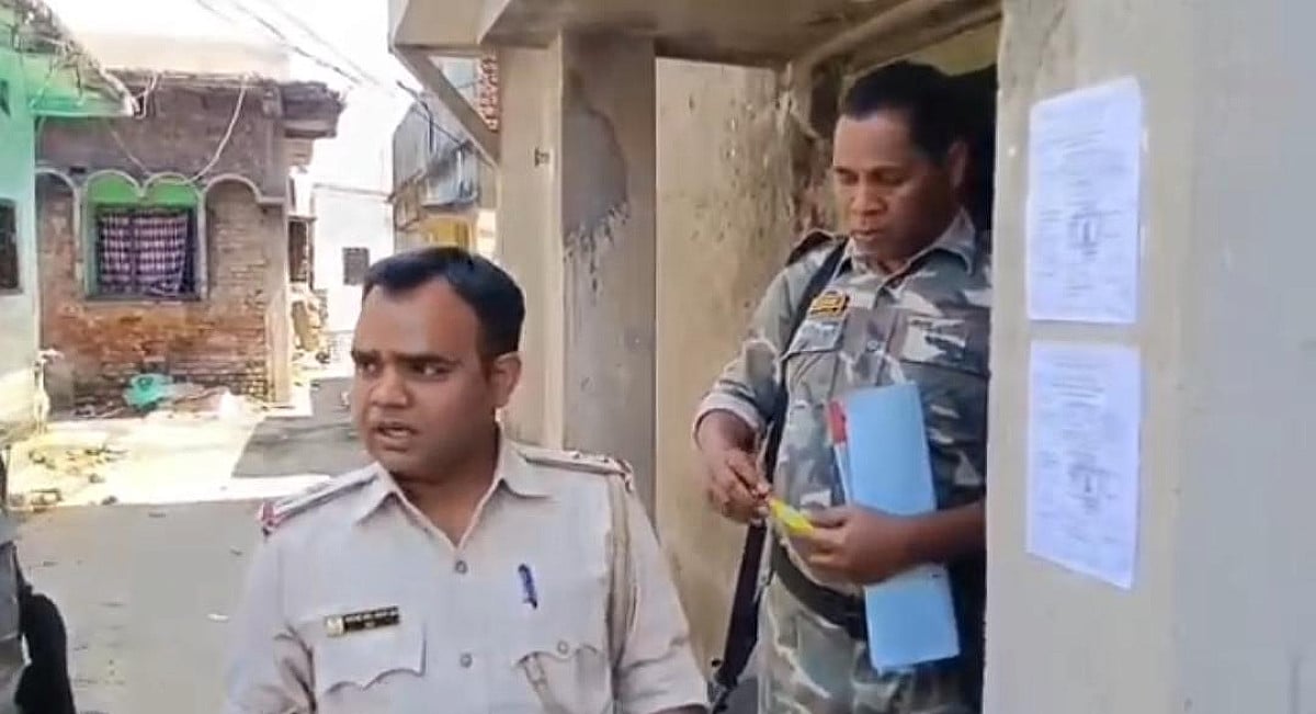 धनबाद में कुख्यात गैंगस्टर प्रिंस खान के घर पहुंची पुलिस, इस्तेहार चिपका कर हाजिर होने का आदेश