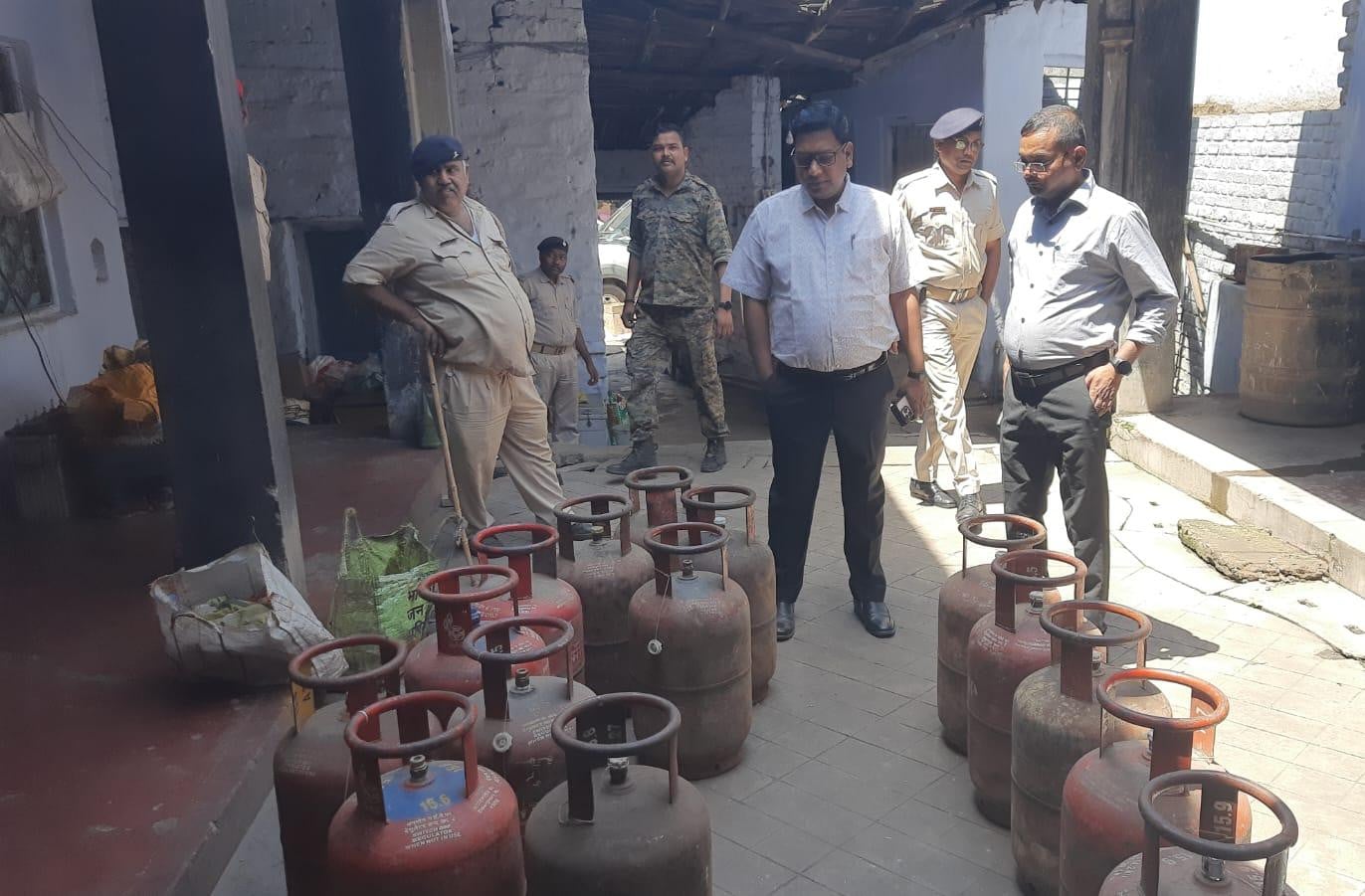 चाईबासा:सिलेंडर कालाबाजारी का भंडाफोड़, छापेमारी में 14 सिलेंडर जब्त