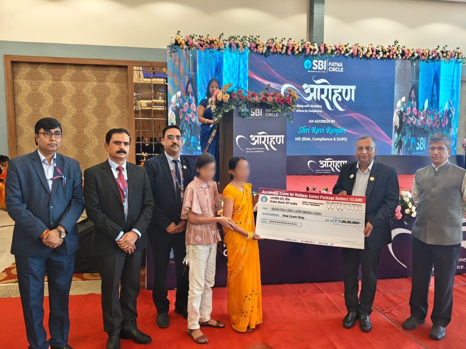 देवघर में SBI ने दिवंगत रेल कर्मी के परिजन को दिया एक करोड़ का चेक,जानिए किस बीमा से मिला लाभ