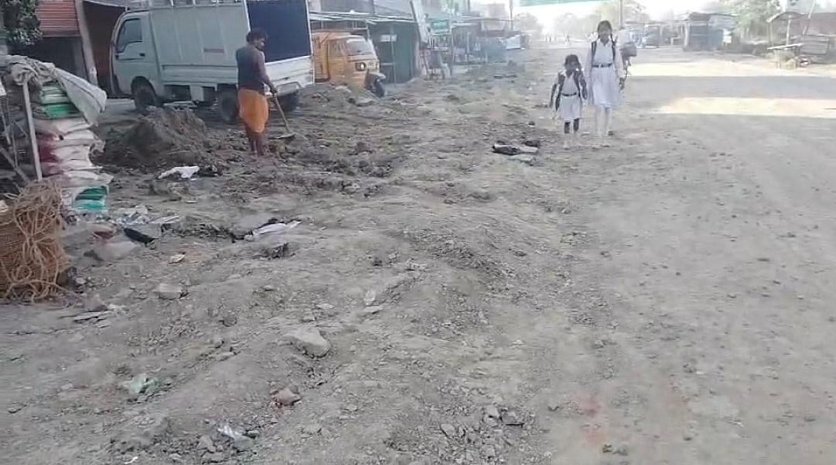 अपना काम बनता, भाड़ में जाए जनता!  हुसैनाबाद में पाइपलाइन कार्य से सड़क बदहाल, धूल और हादसे का बढ़ा खतरा