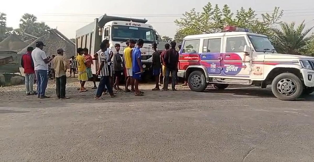 पाकुड़ के हिरणपुर में दर्दनाक सड़क हादसा, बेटी के सामने पिता की दर्दनाक मौत
