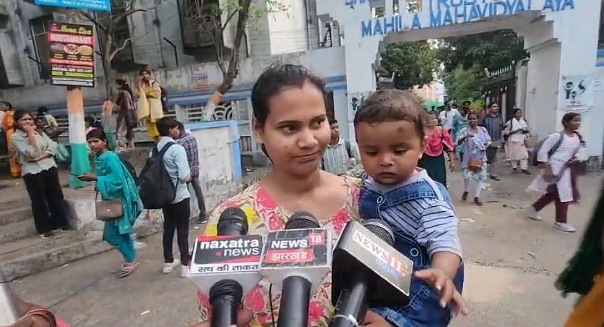 एक्साइज सिपाही परीक्षा के दौरान धनबाद में दिखा भावुक नजारा, सेंटर से बाहर आते ही बच्चों से लिपट पड़ीं मांएं