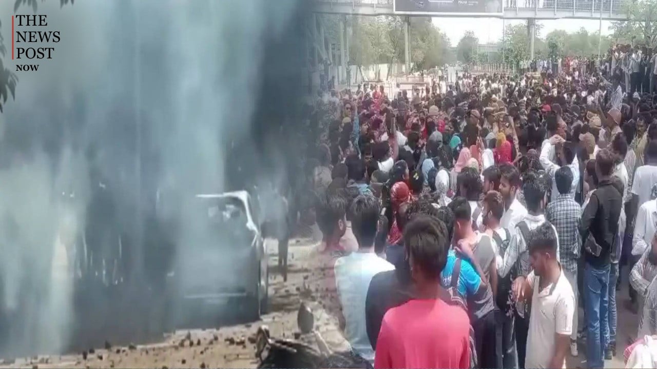 बड़ी खबर: सैलरी बढ़ाने  को लेकर नोएडा में बवाल!मजदूरों ने पुलिस जीप को पलटी, आगजनी और पथराव