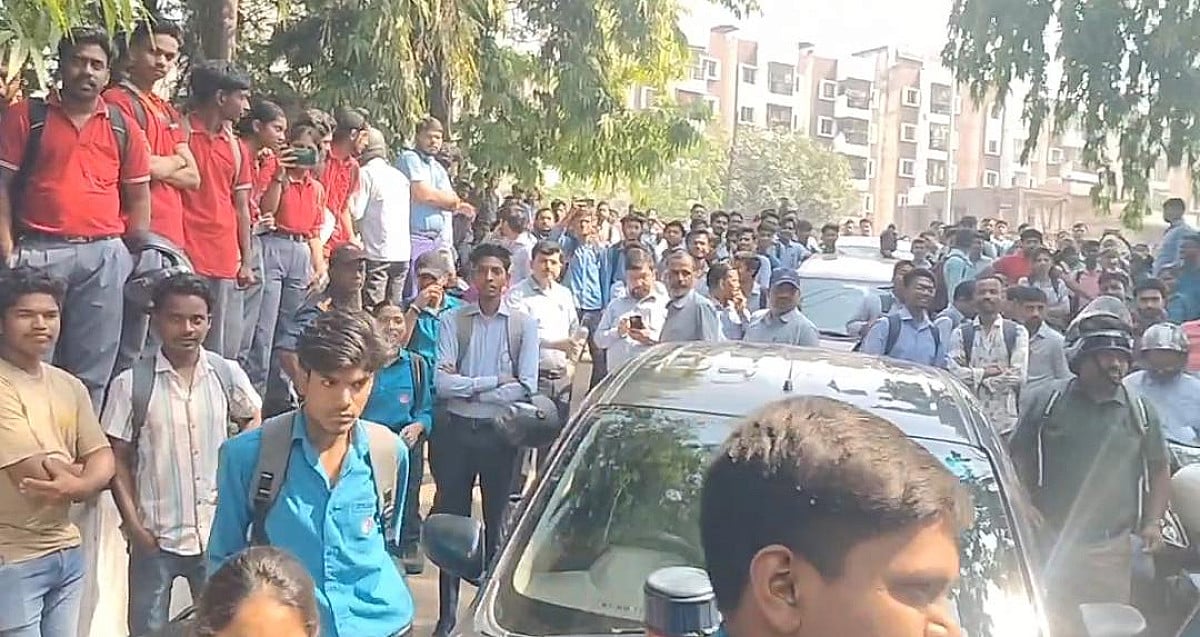 आदित्यपुर में फूटा छात्रों का गुस्सा, इंडो डेनिश टूल रूम  इंचार्ज के ट्रांसफर का विरोध