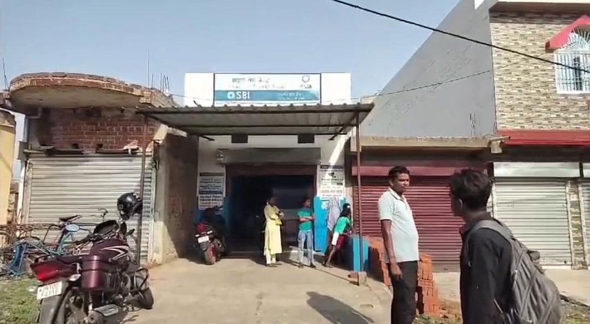 धनबाद में अपराधियों का तांडव!हथियार के बल पर SBI CSP में की लूट