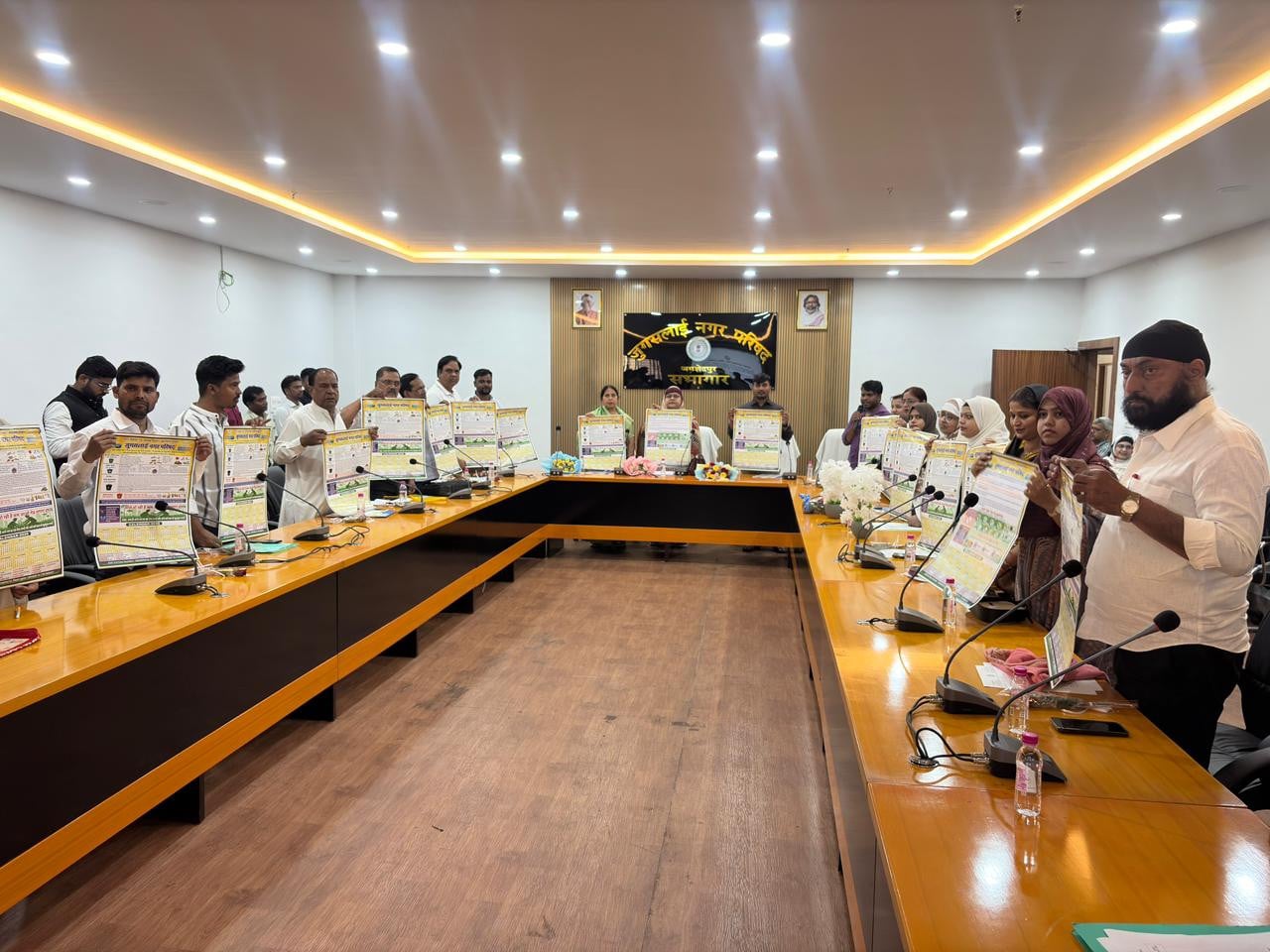 जुगसलाई नगर परिषद की पहली बोर्ड बैठक में विकास योजनाओं पर मंथन, कैलेंडर का विमोचन